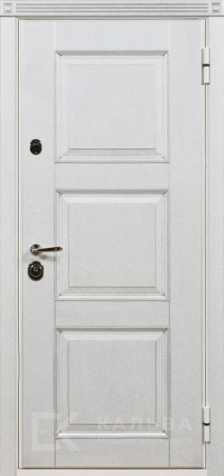 Фото «Железная дверь белая с филенками и резная панель классика №532»
